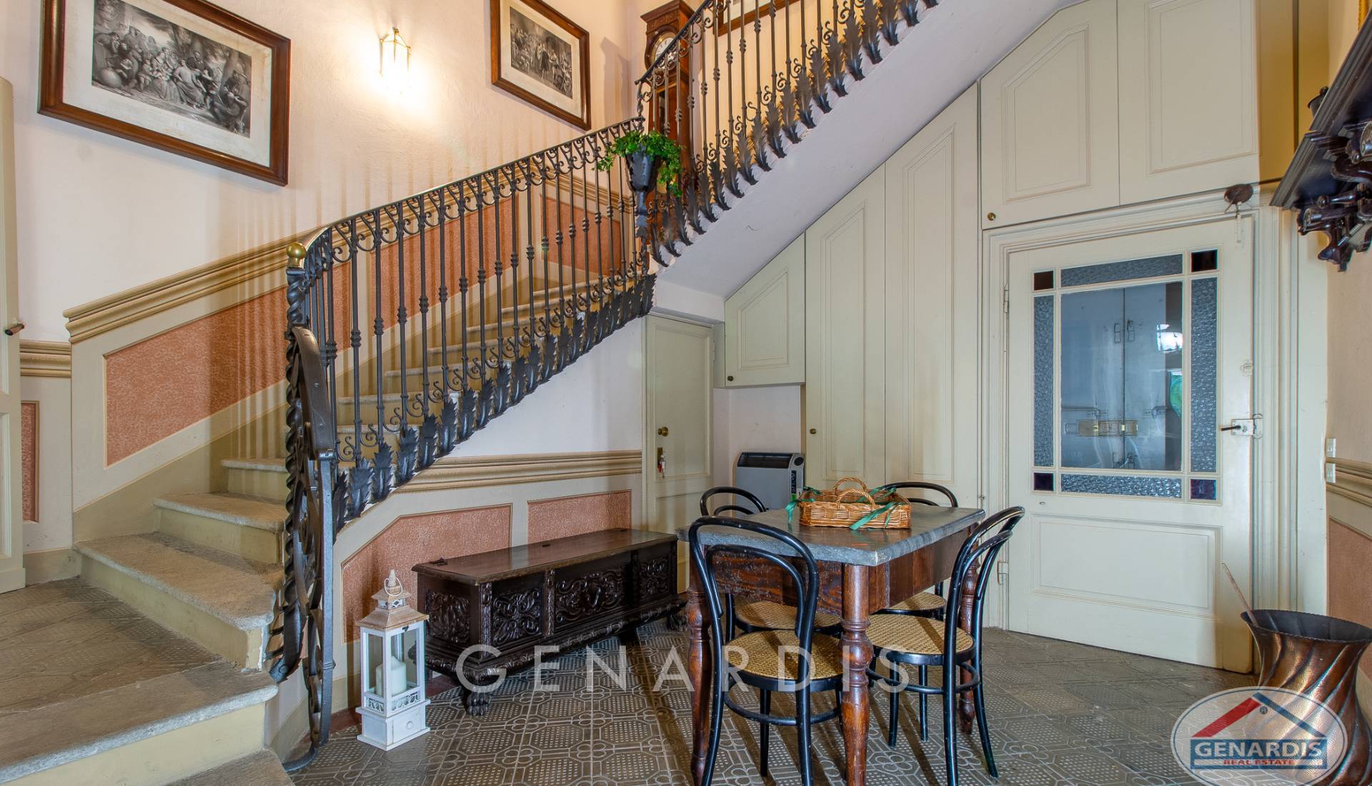 Historisches Treppenhaus mit Sitzgruppe