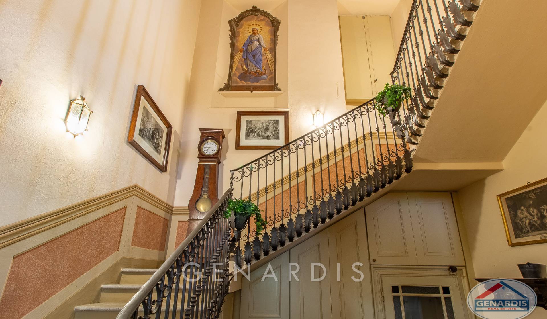 Historisches Treppenhaus mit dekorativer Galerie