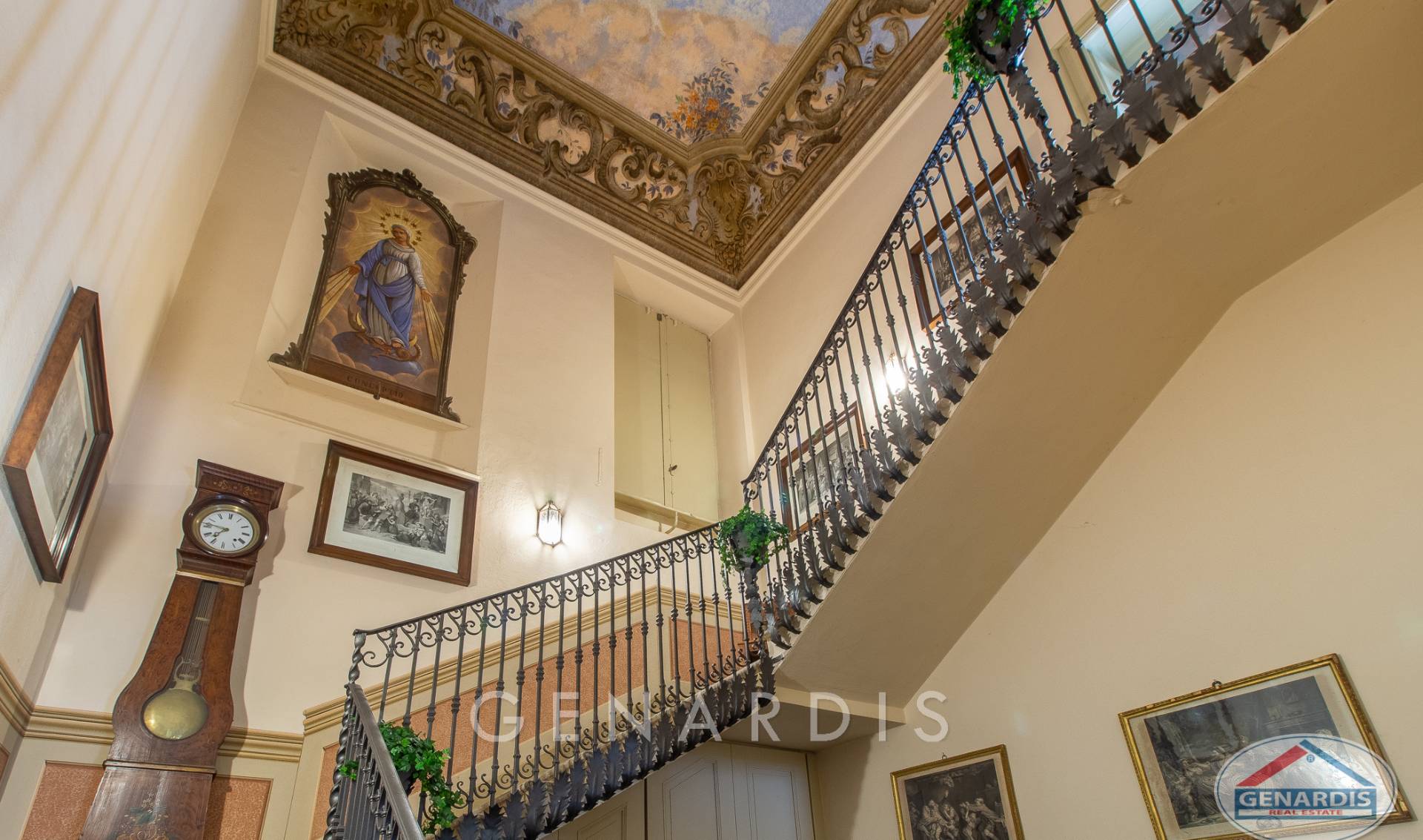 Historisches Treppenhaus mit dekorativer Decke