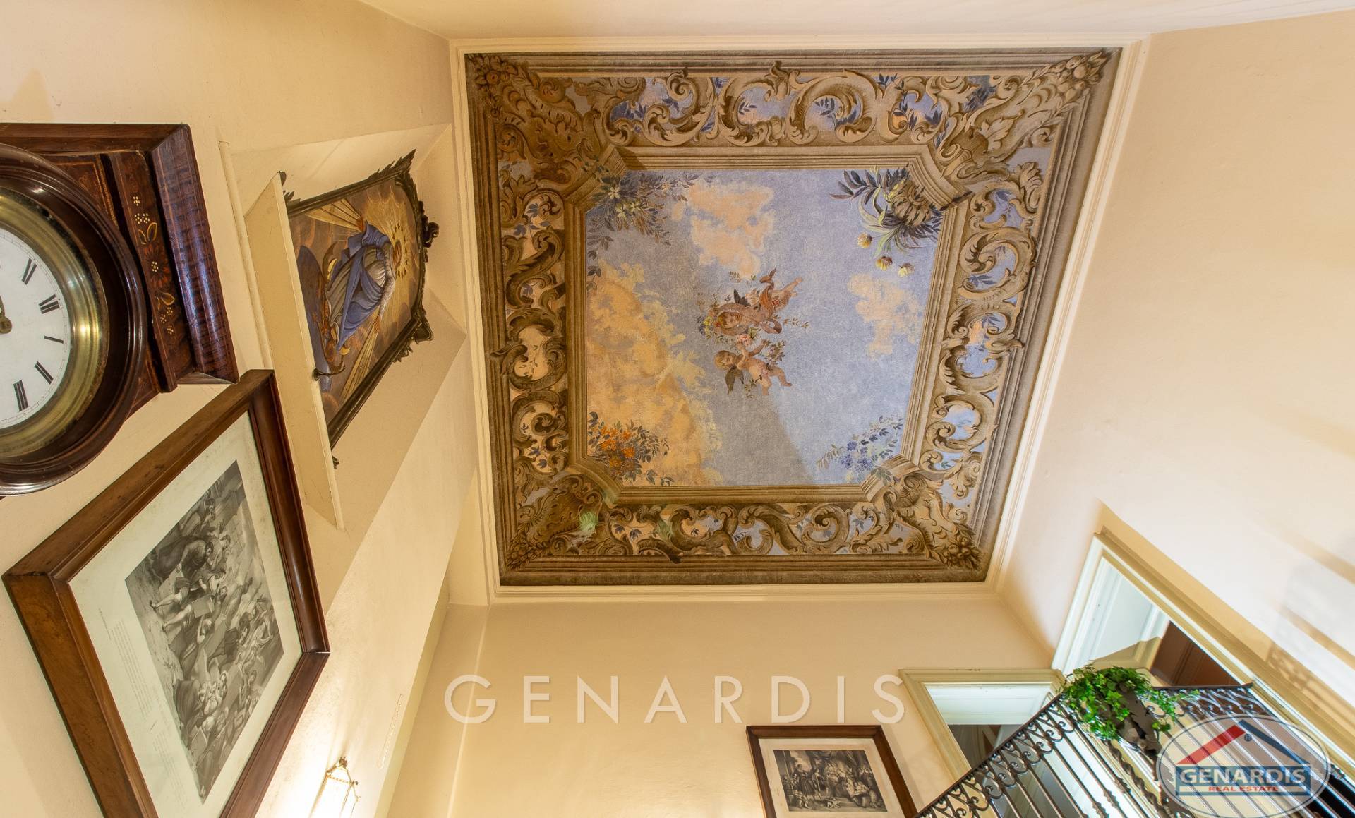 Kunstvoll verzierte Treppenhausdecke