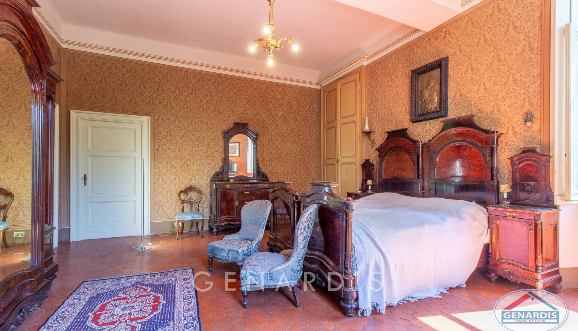 Historisches Schlafzimmer mit antiken Möbeln