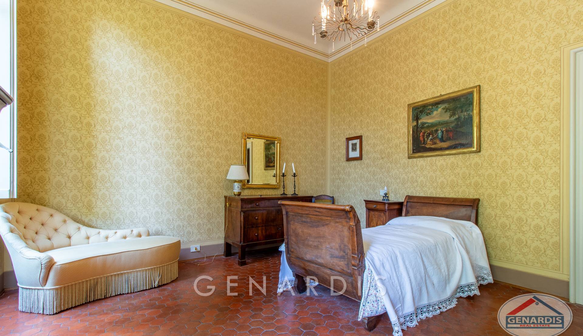 Klassisches Schlafzimmer mit antiken Möbeln