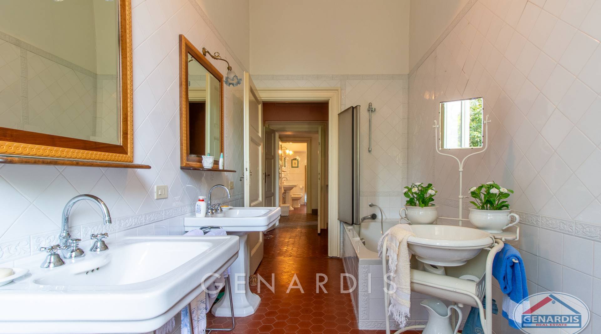 Klassisches Badezimmer mit Doppelwaschbecken und Wanne