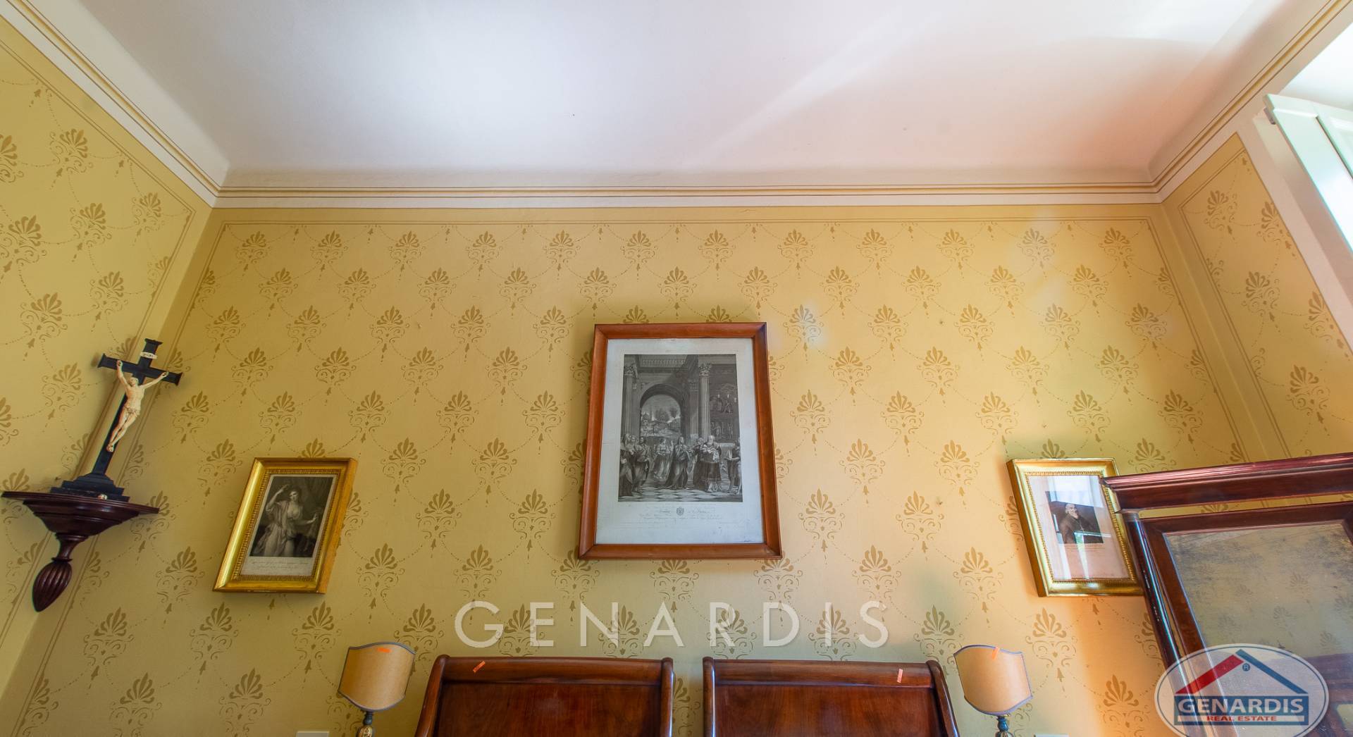 Klassisch eingerichtetes Schlafzimmer mit religiöser Wanddekoration