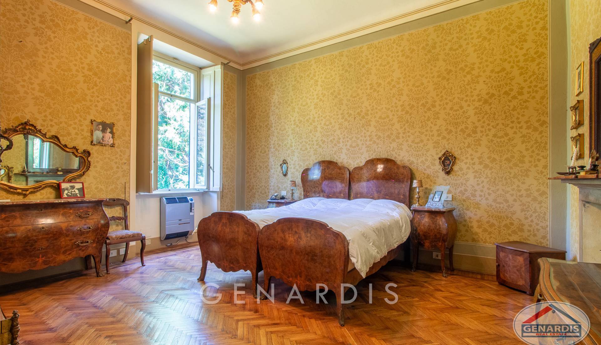 Klassisches Schlafzimmer mit antiken Möbeln