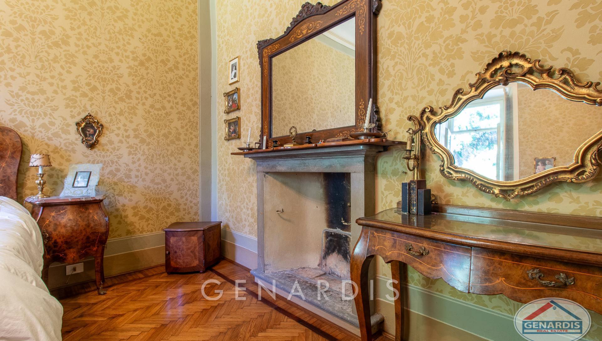 Klassisches Schlafzimmer mit Kamin und antiken Möbeln