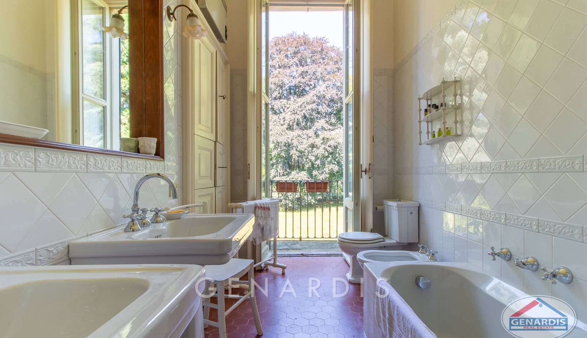 Helles Badezimmer mit Wanne und Blick ins Grüne