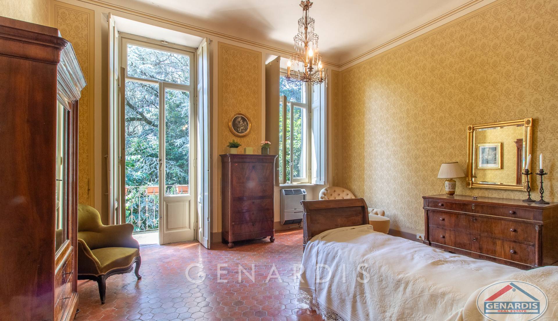 Klassisches Schlafzimmer mit Balkonzugang