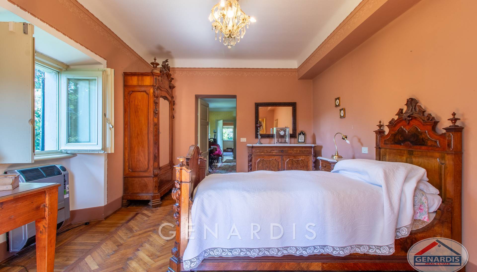 Schlafzimmer mit antiken Holzmöbeln