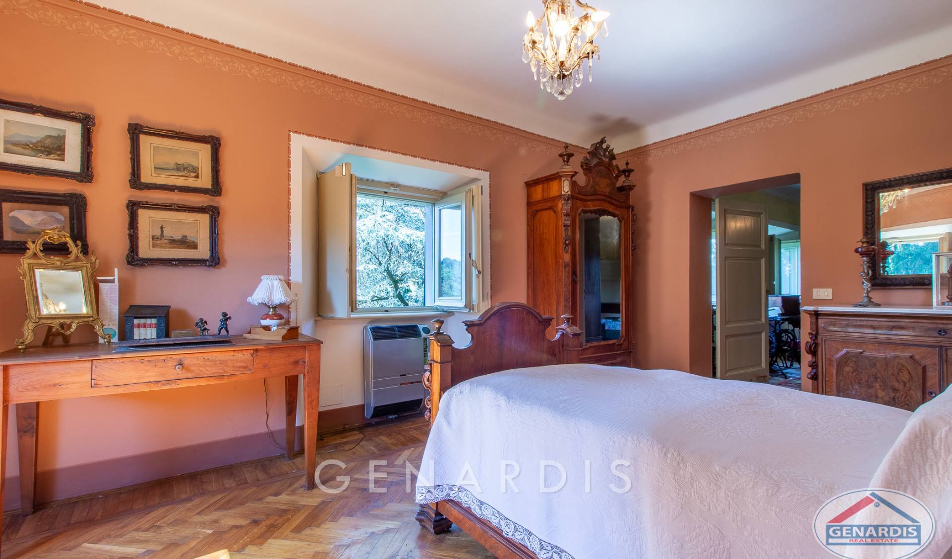 Klassisches Schlafzimmer mit Vintage-Möbeln