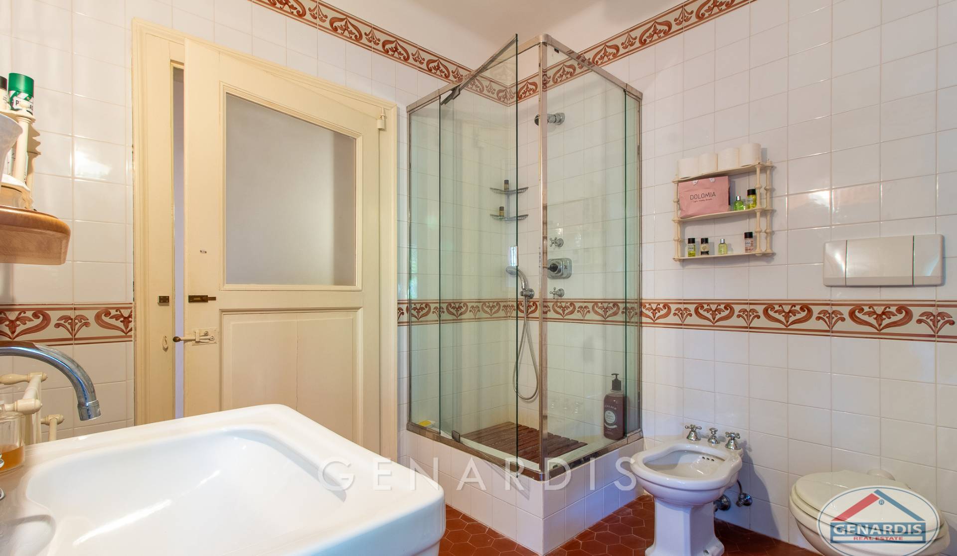 Kleines klassisches Badezimmer mit Duschkabine