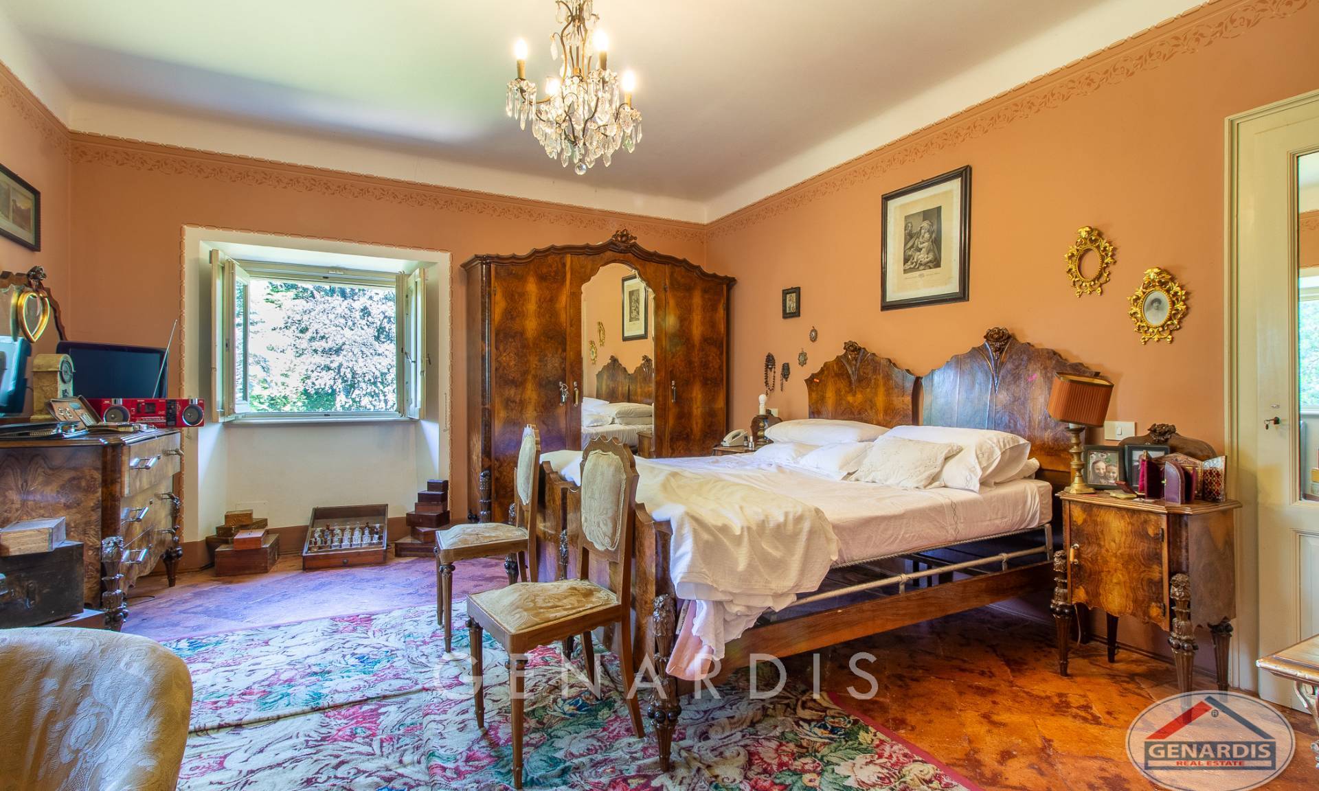 Klassisches Schlafzimmer mit antikem Mobiliar
