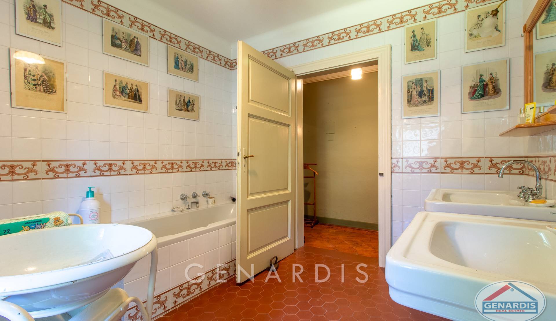 Historisches Badezimmer mit dekorativer Fliesenwand