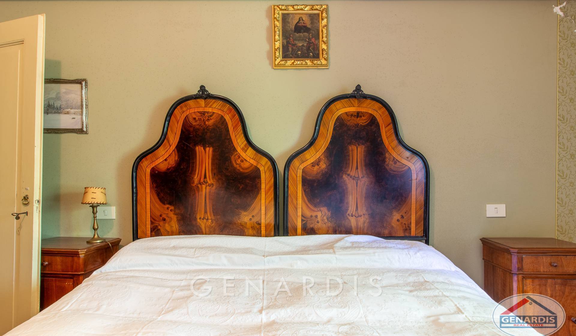Klassisches Schlafzimmer mit Doppelbett