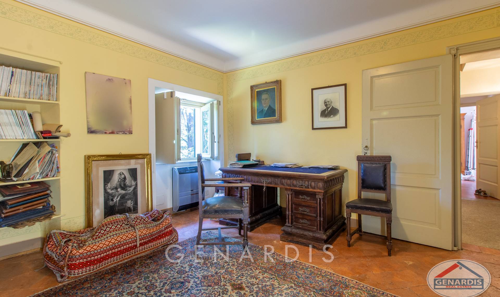 Klassisches Arbeitszimmer mit antiken Möbeln