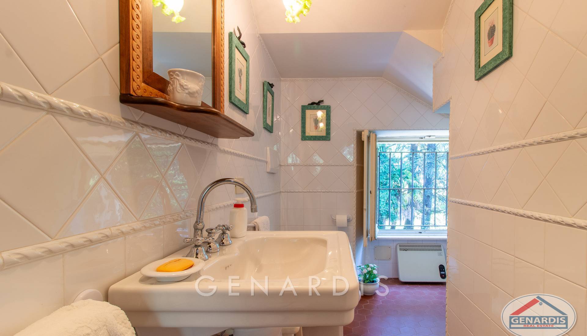 Badezimmer mit Waschbecken und Fensterblick