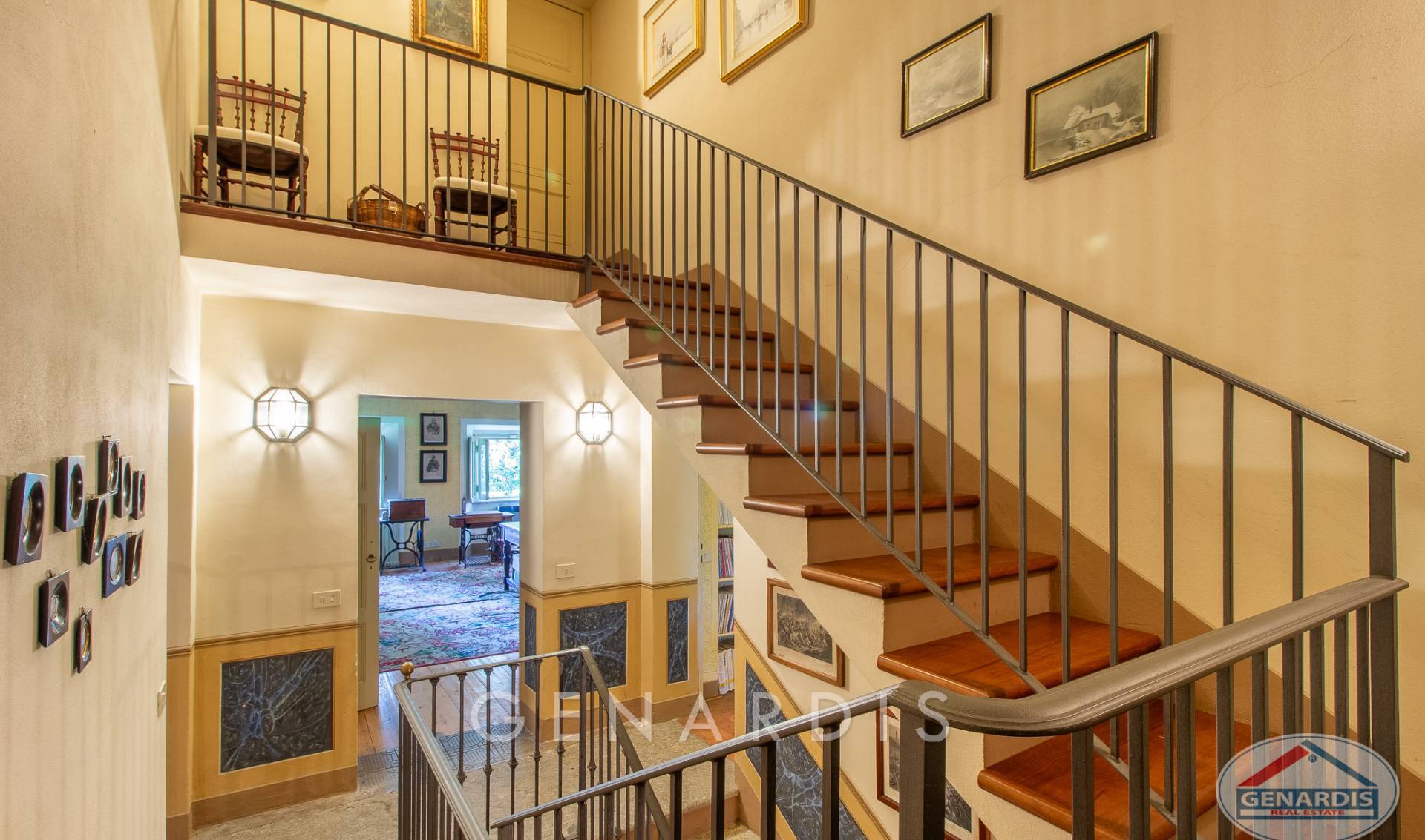Treppe und Flur mit Galerie