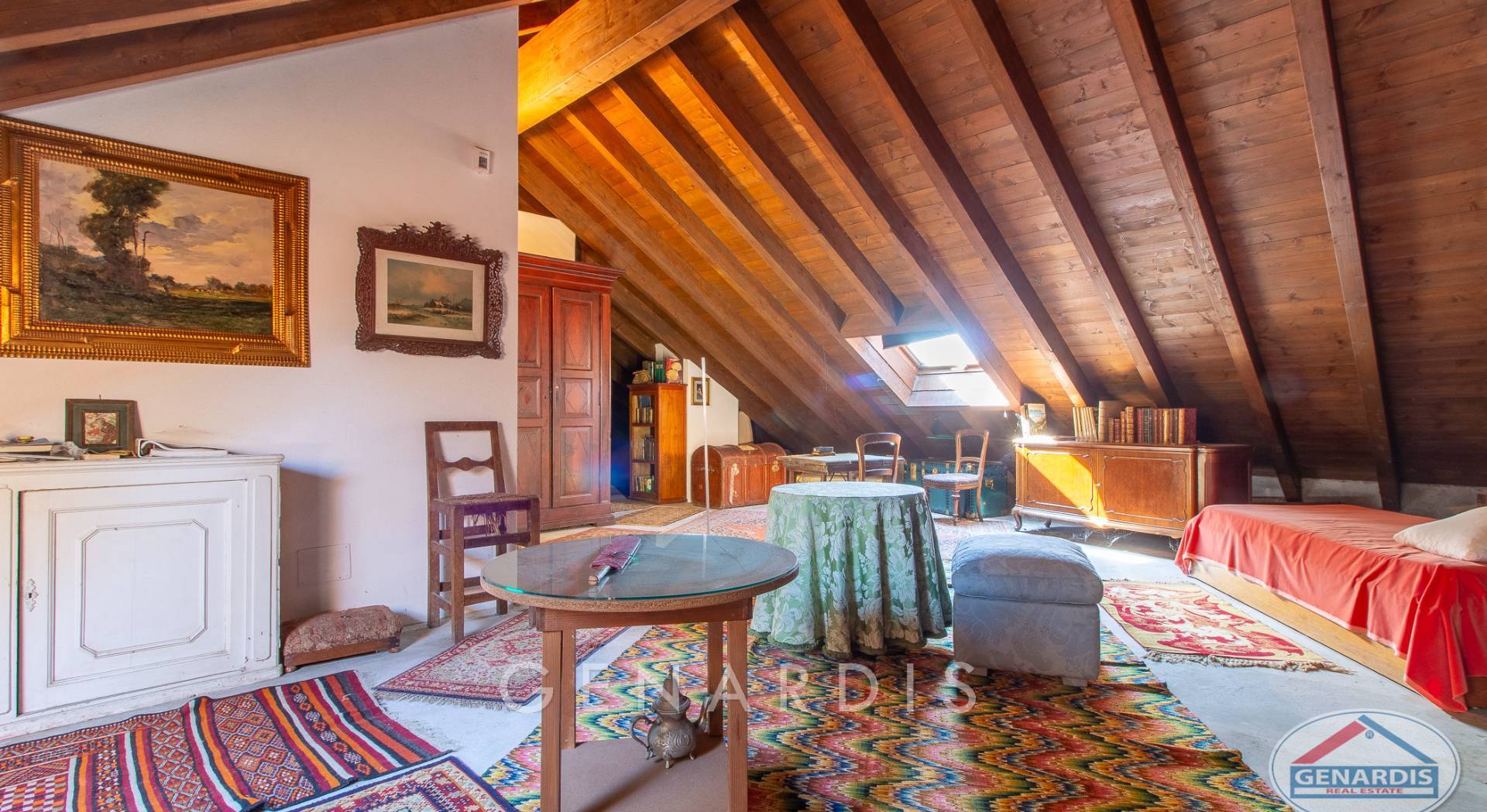 Dachgeschosszimmer mit Holzdecke