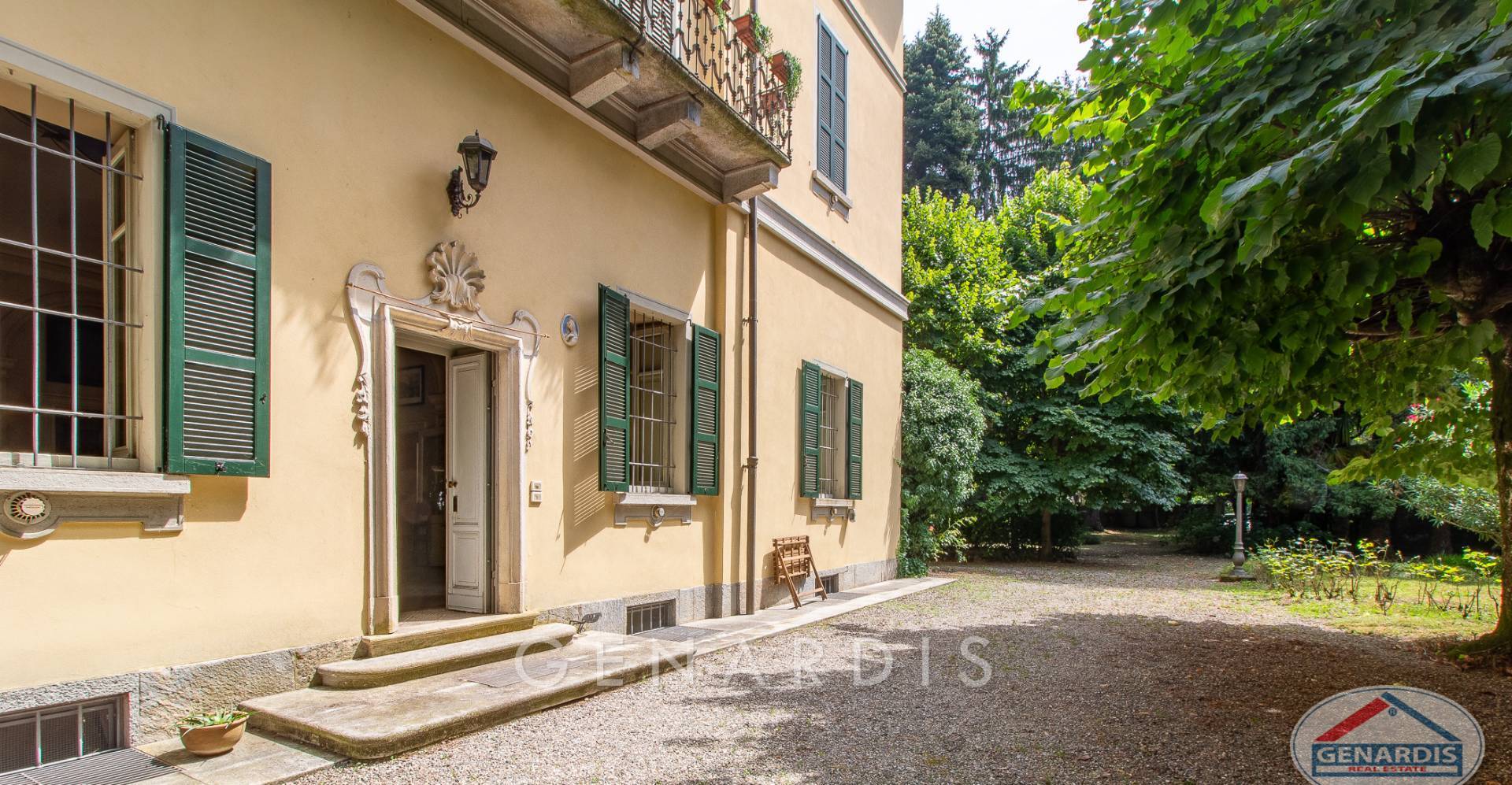 Historische Hausfassade mit Garten
