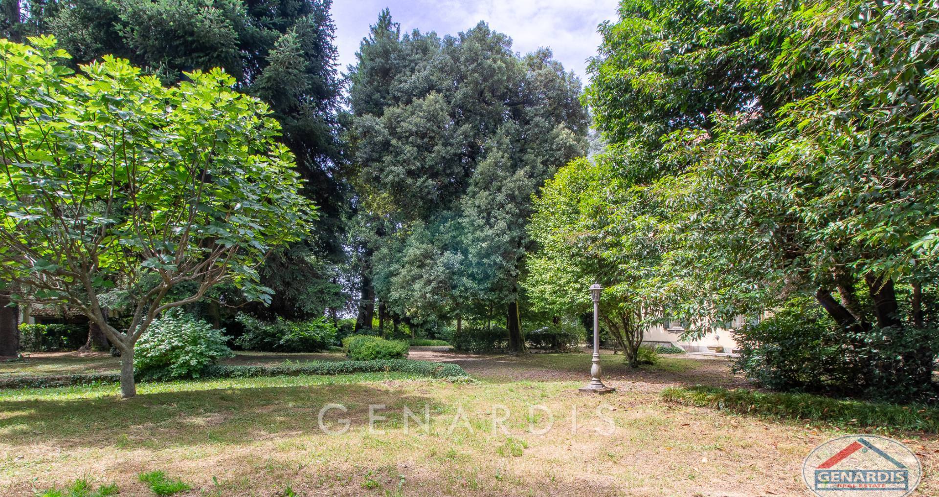 Großer bepflanzter Garten mit altem Baumbestand