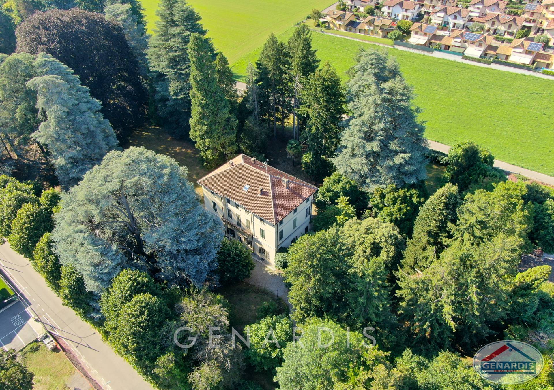 Luftaufnahme einer Villa im Grünen