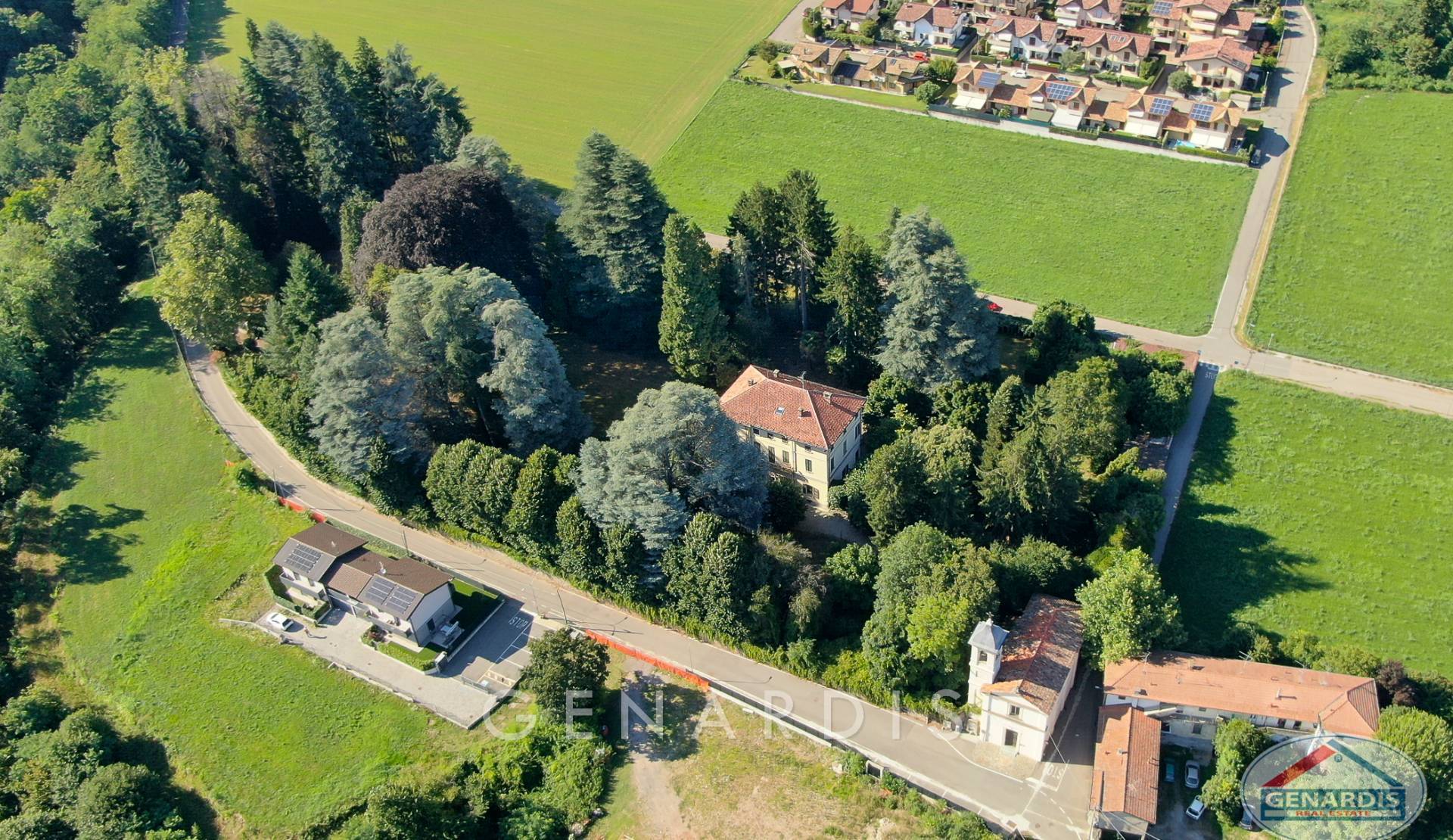 Luftaufnahme eines Landhauses mit großem Grundstück