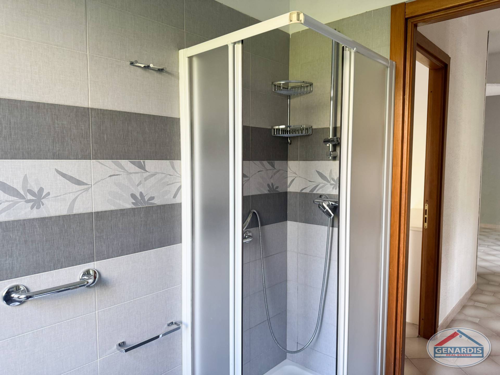 Modernes Badezimmer mit Duschkabine