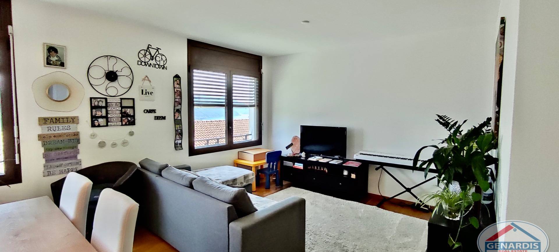 Helles Wohnzimmer mit Fenster und TV-Ecke