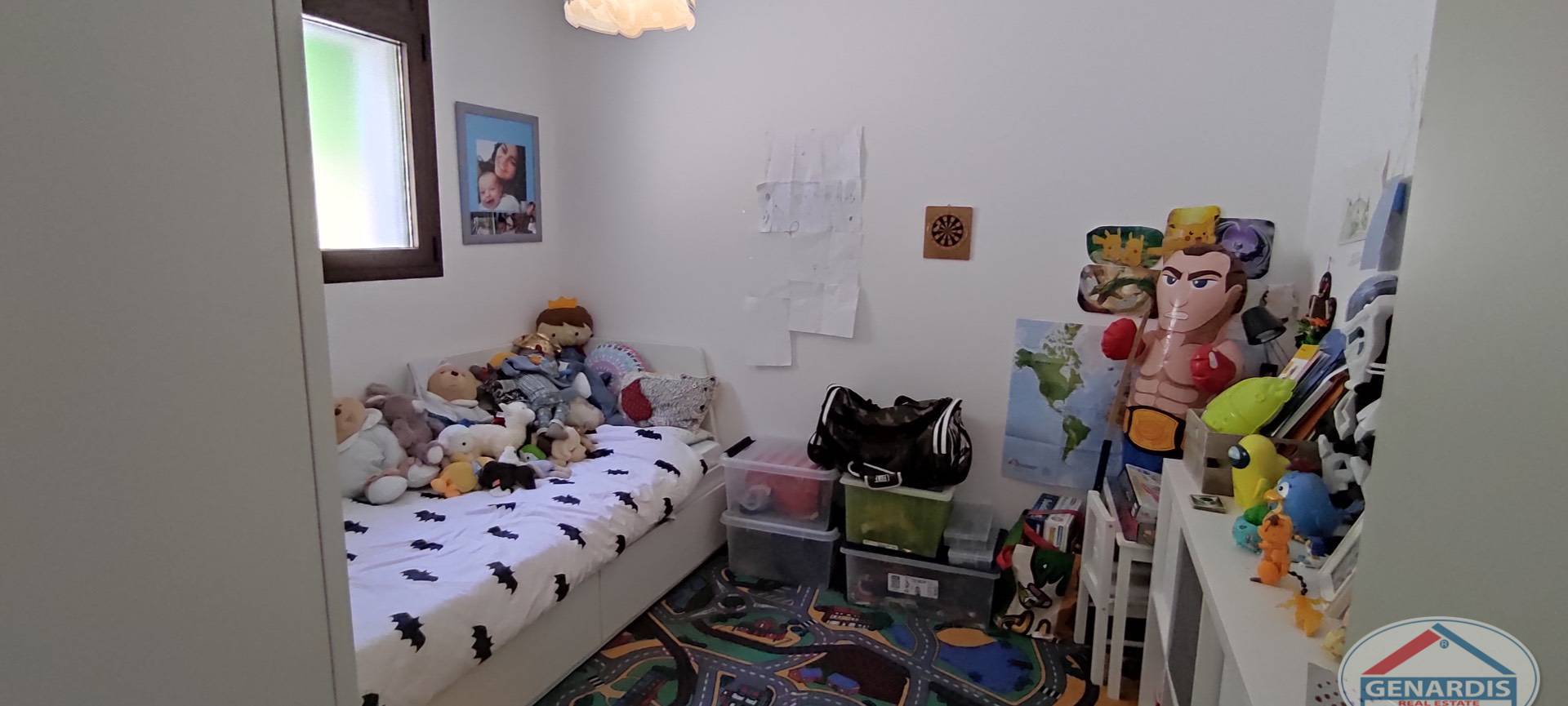 Kinderzimmer mit Spiel- und Schlafbereich