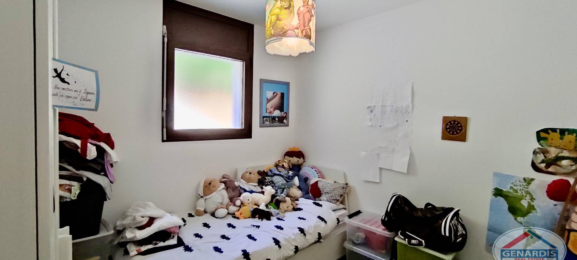 Kinderzimmer mit Einzelbett und Fenster