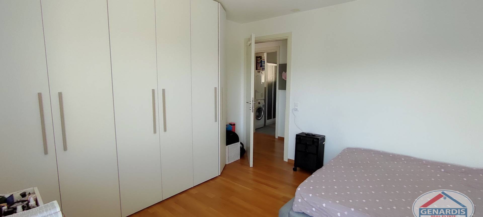 Helles Schlafzimmer mit Einbauschrank