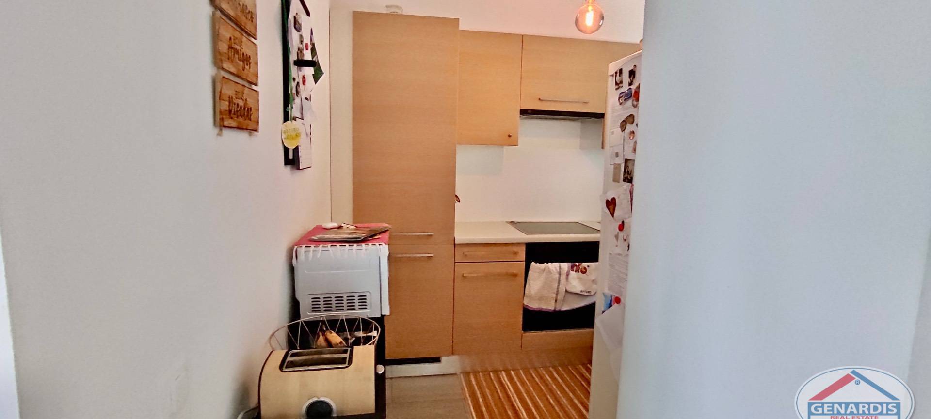 Kleine Küchenzeile mit Holzfronten