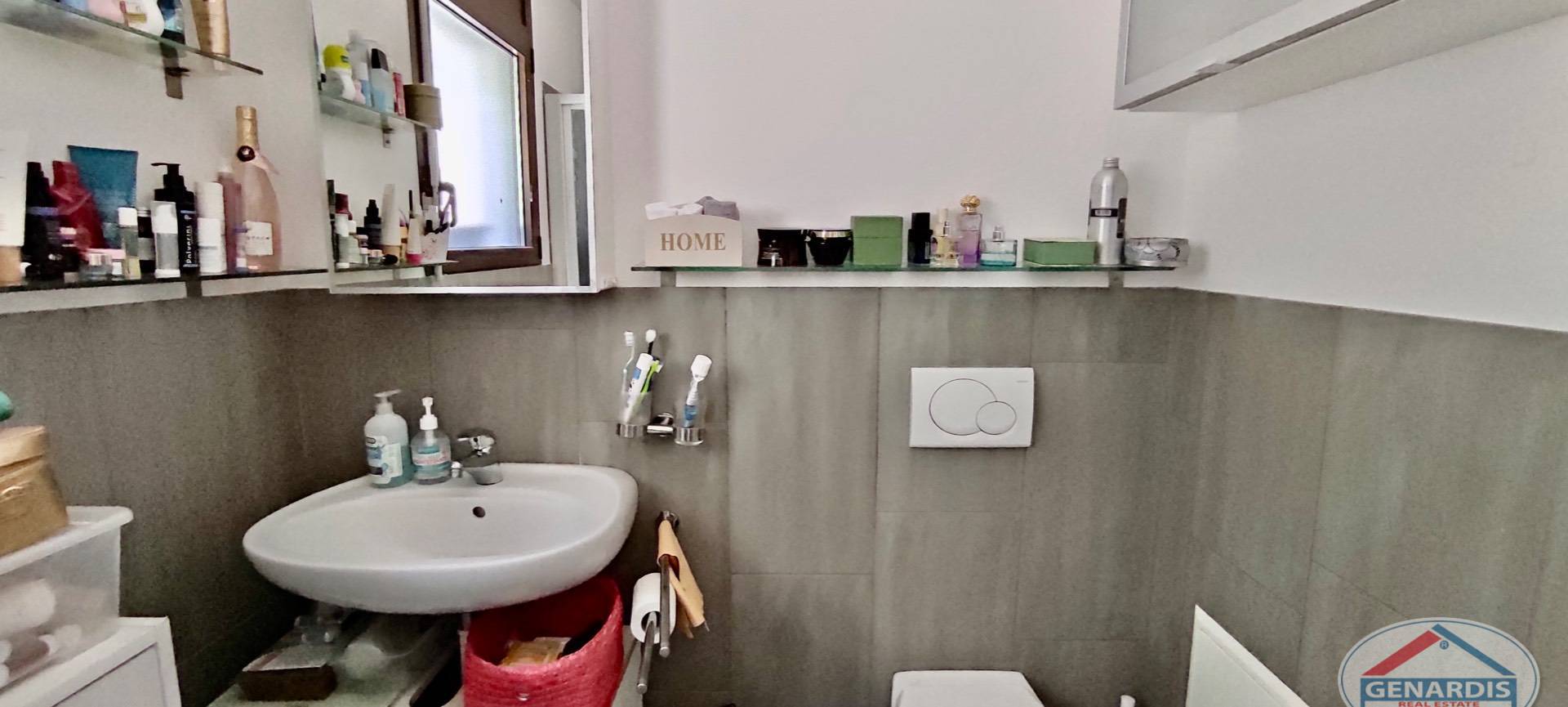 Gäste-WC mit Waschtisch