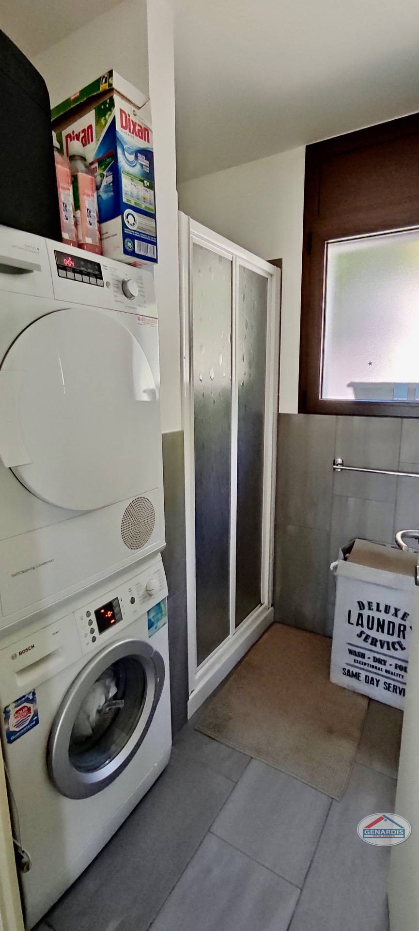 Hauswirtschaftsraum mit Waschmaschine und Trockner