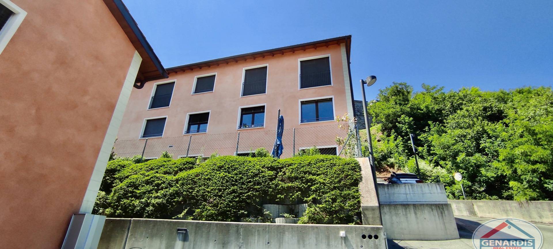 Mehrfamilienhaus mit begrüntem Hanggrundstück