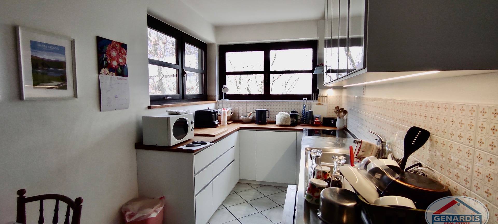 Kompakte Küche mit Fensterfront