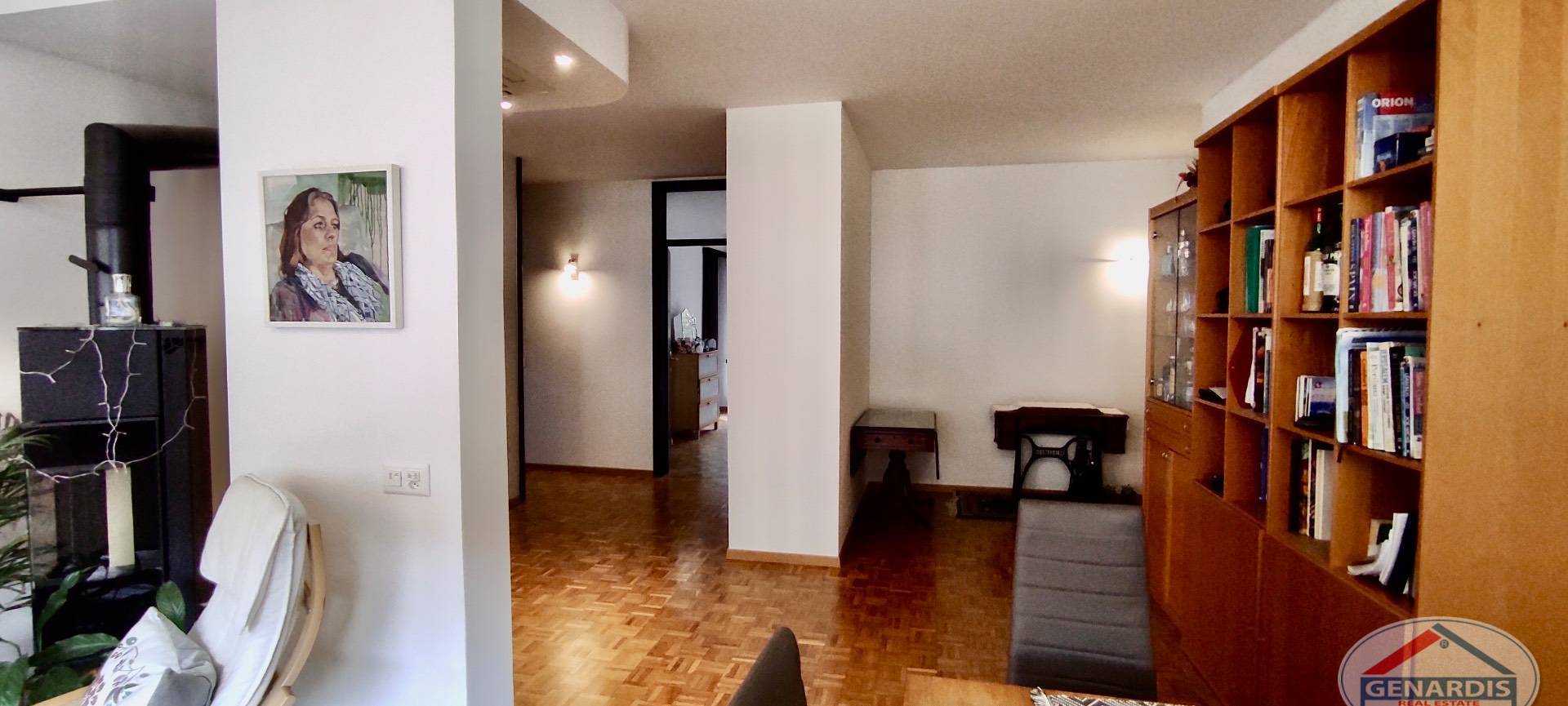 Wohnzimmer mit Kamin und Bibliothekswand