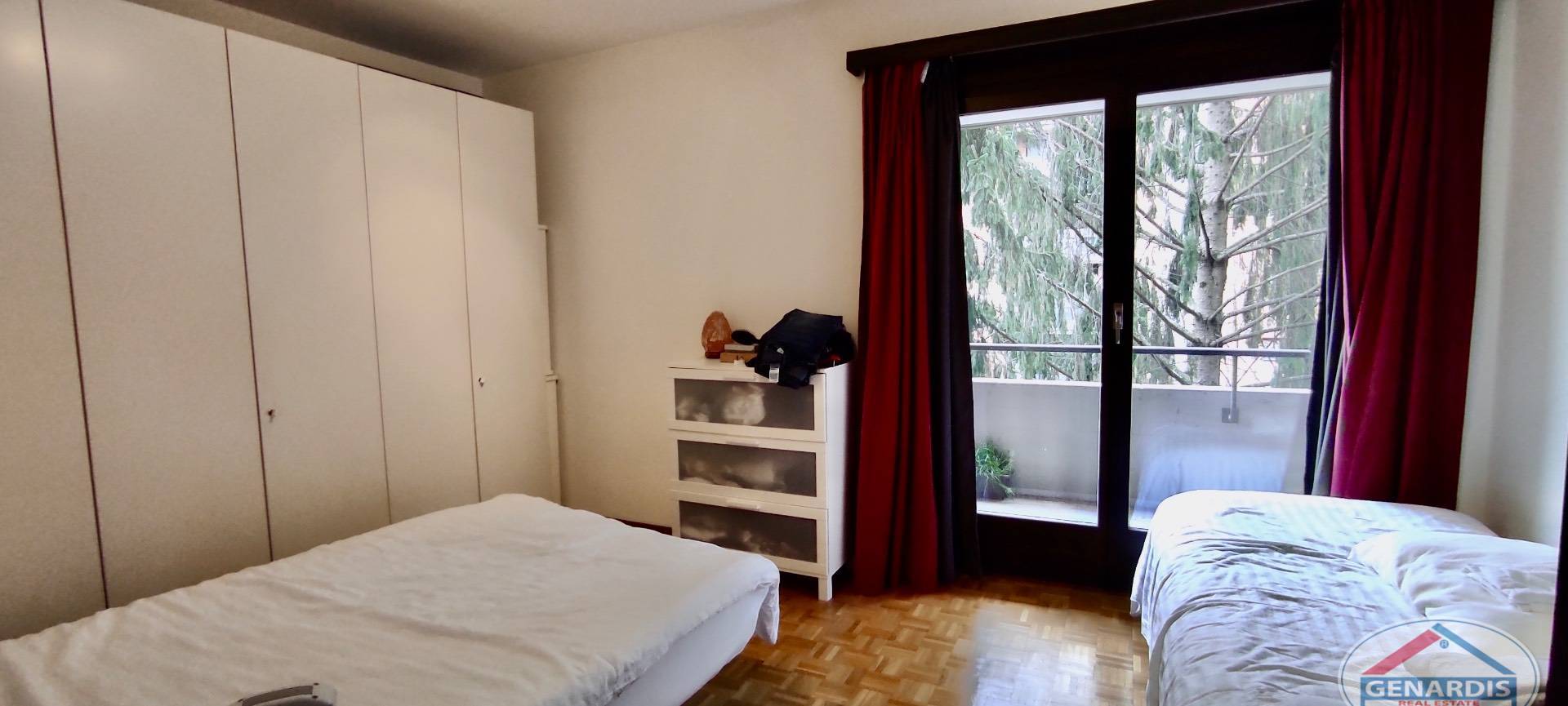 Schlafzimmer mit Balkon und Kleiderschränken