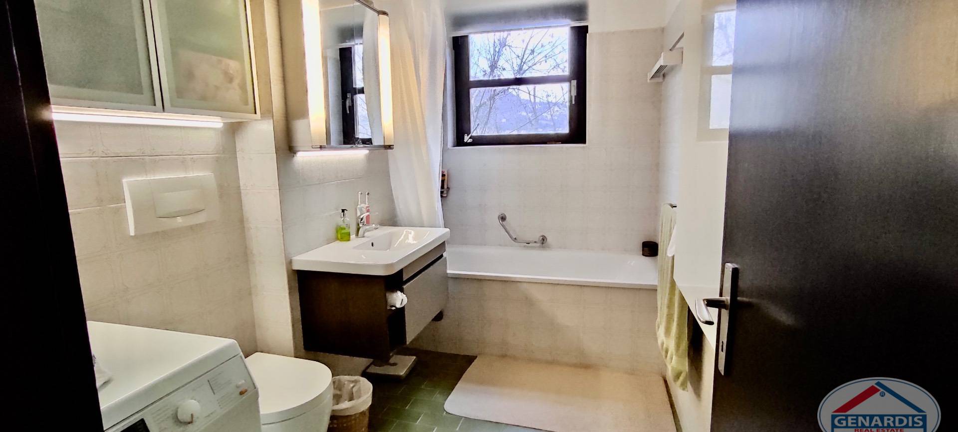 Modernes Badezimmer mit Badewanne und Waschplatz
