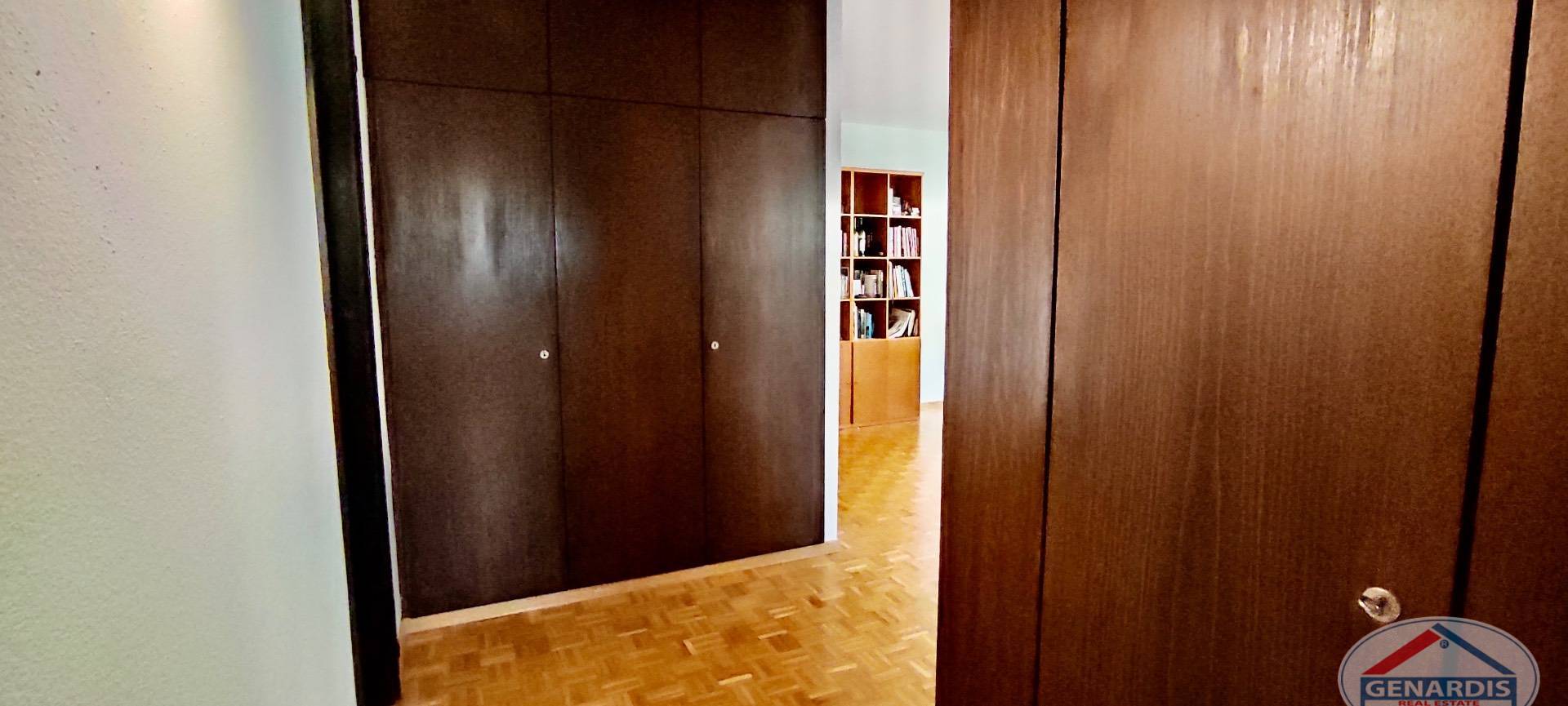 Flur mit Einbauschränken