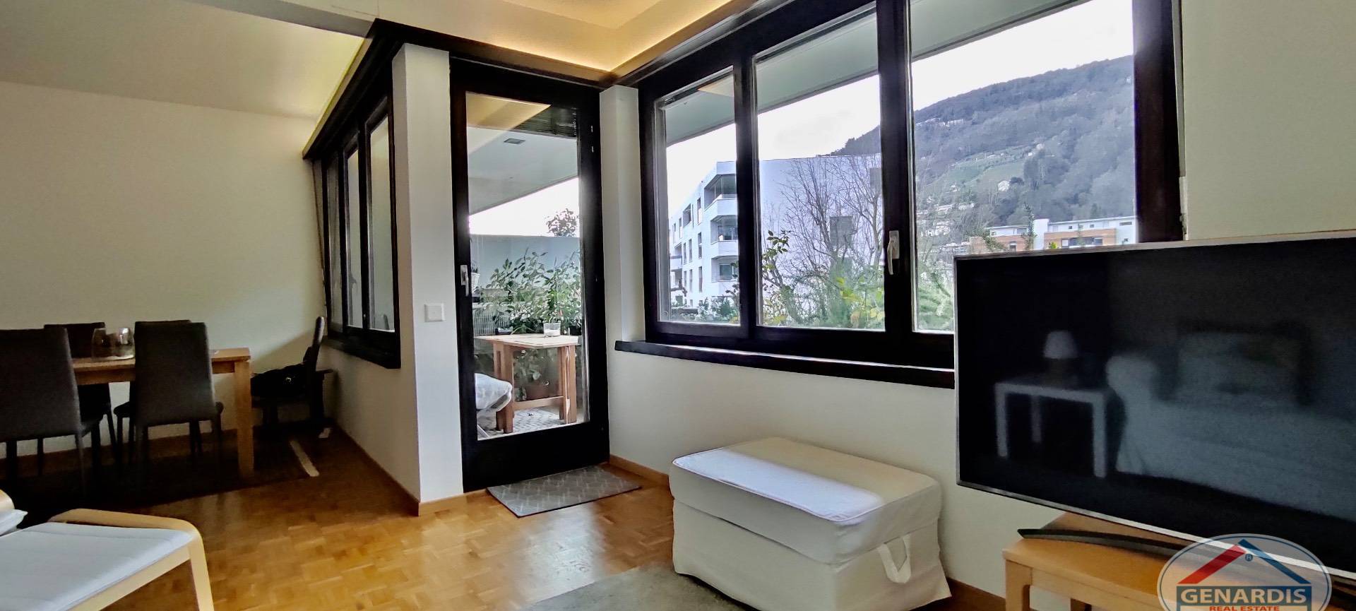Helles Wohn-Esszimmer mit Balkon- und Bergblick
