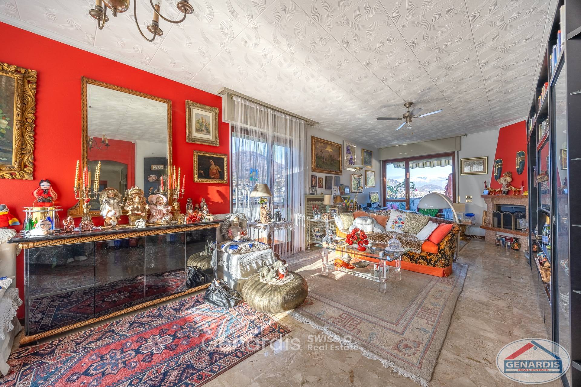 Wohnzimmer mit Panoramablick und opulenter Dekoration