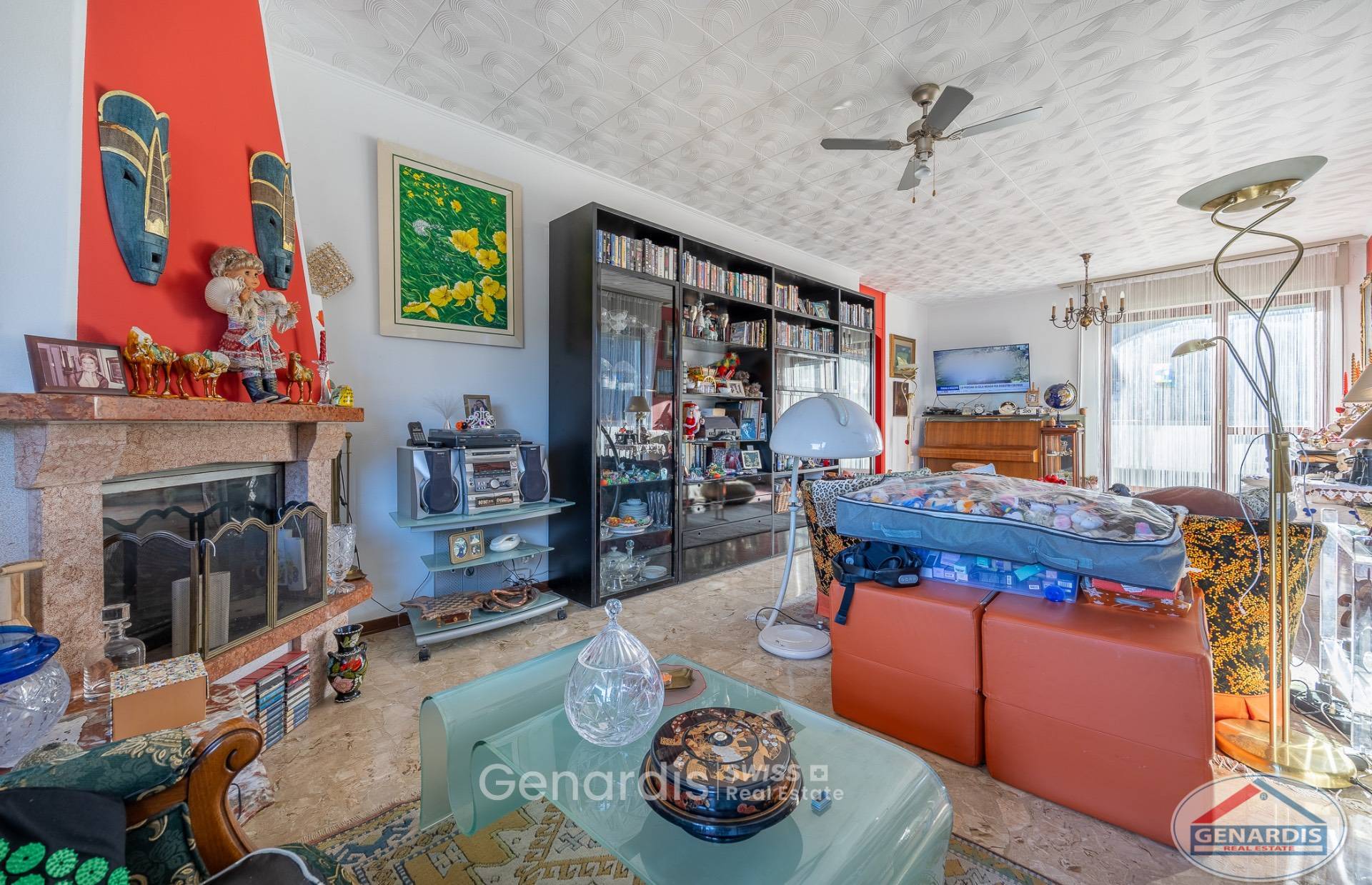 Wohnzimmer mit Kamin und vielen Dekorationen