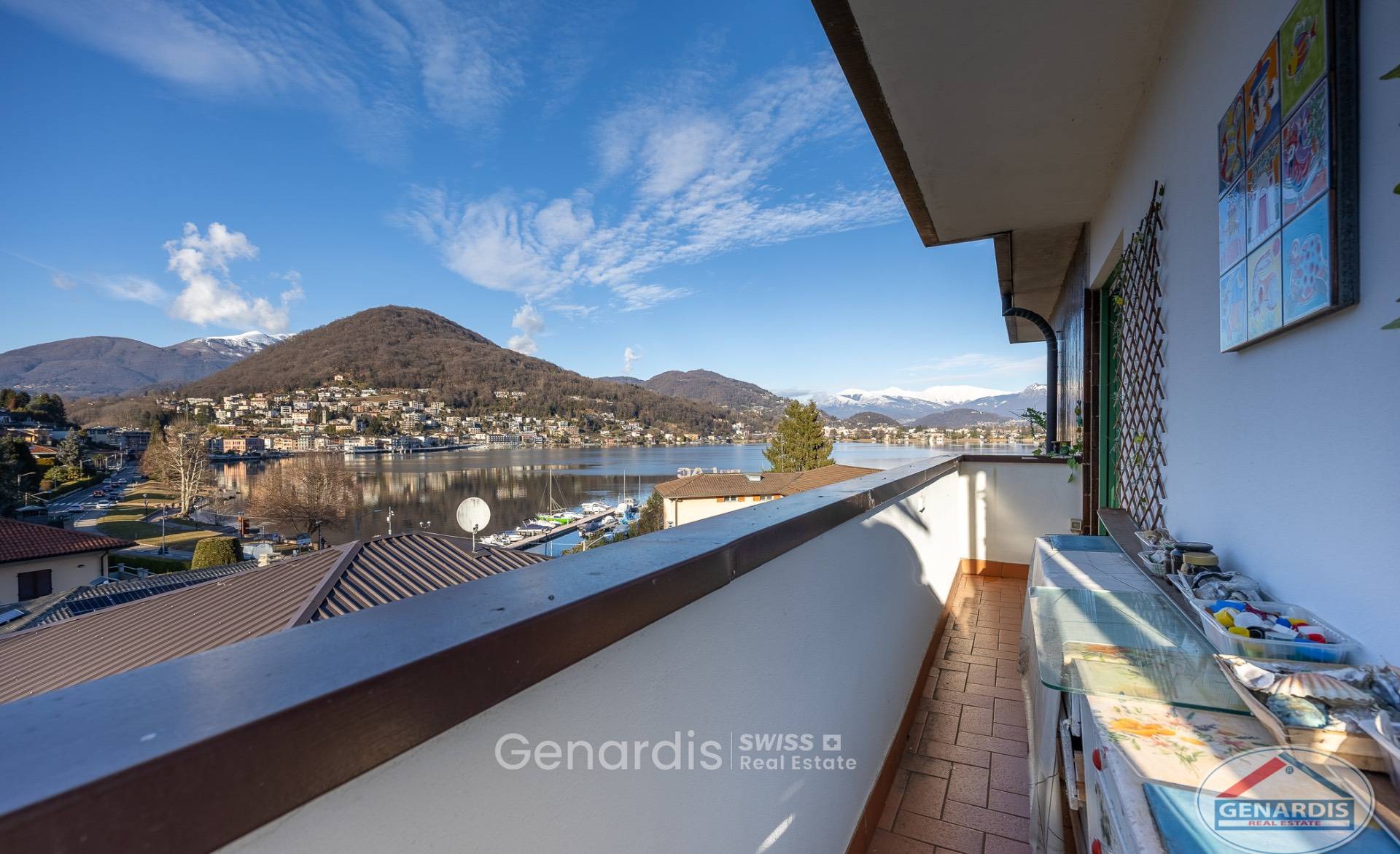 Balkon mit Seeblick und Bergpanorama