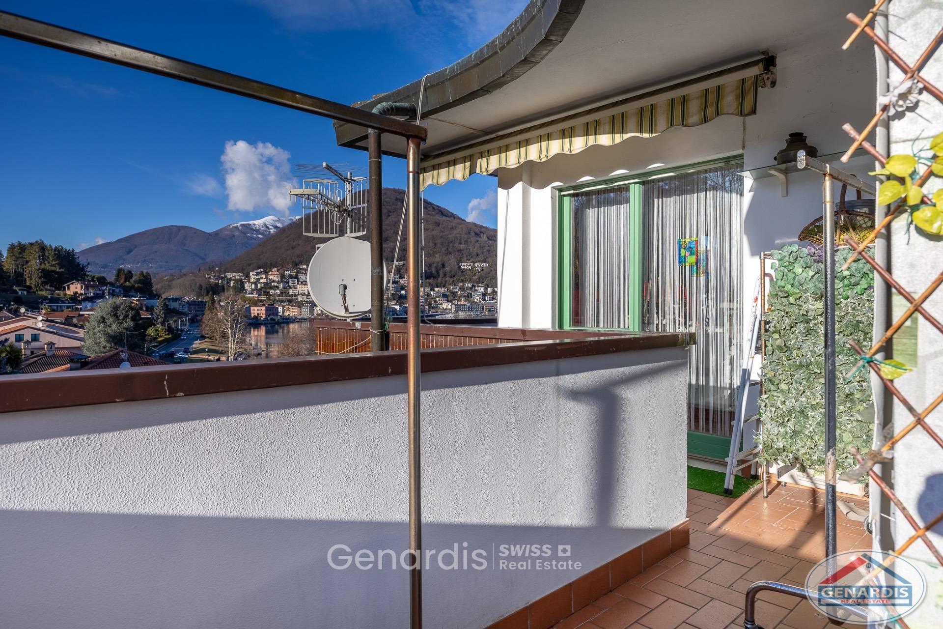 Balkon mit Berg- und Seeblick