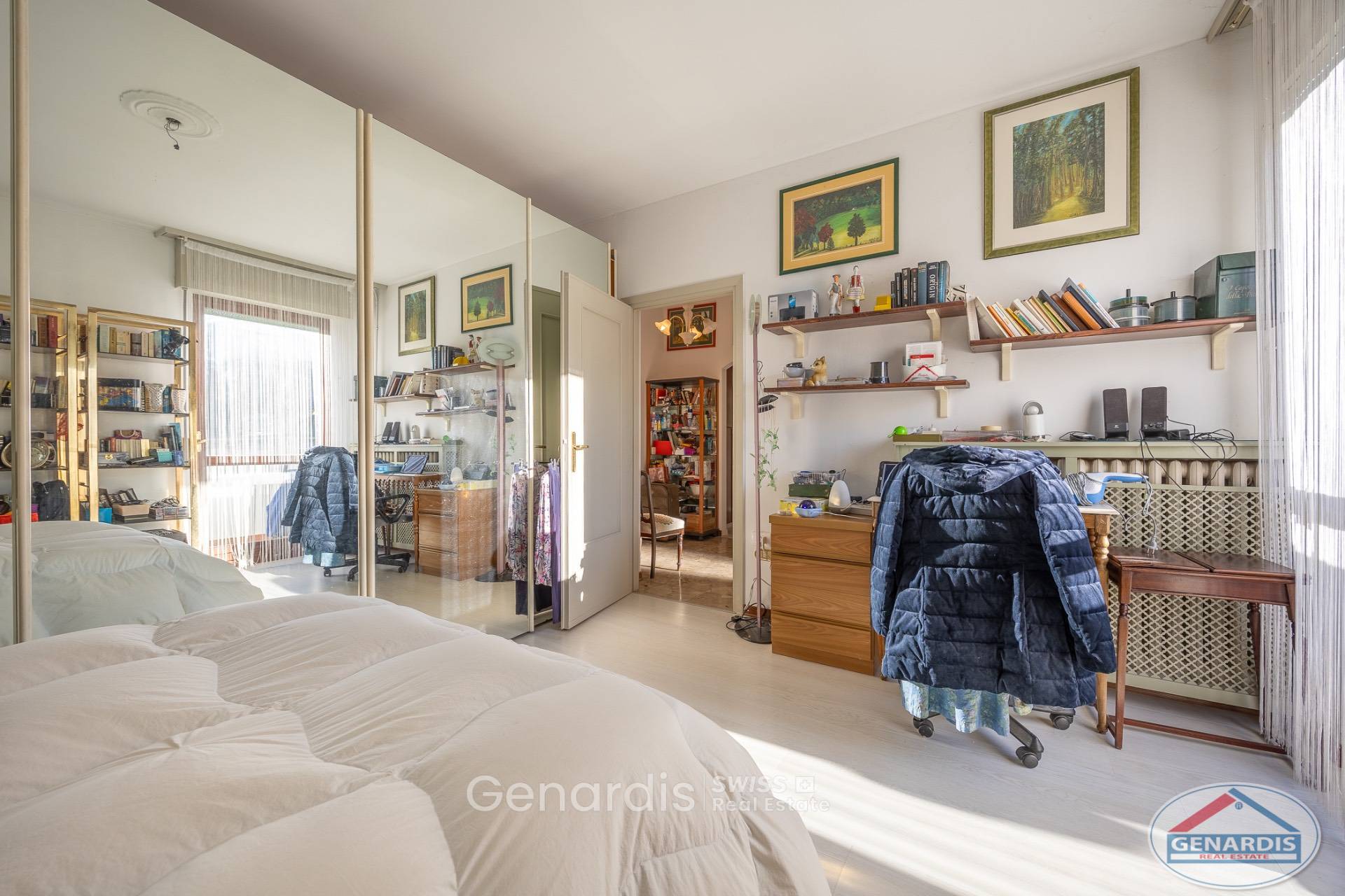 Helles Schlafzimmer mit Arbeitsplatz und Einbauschränken