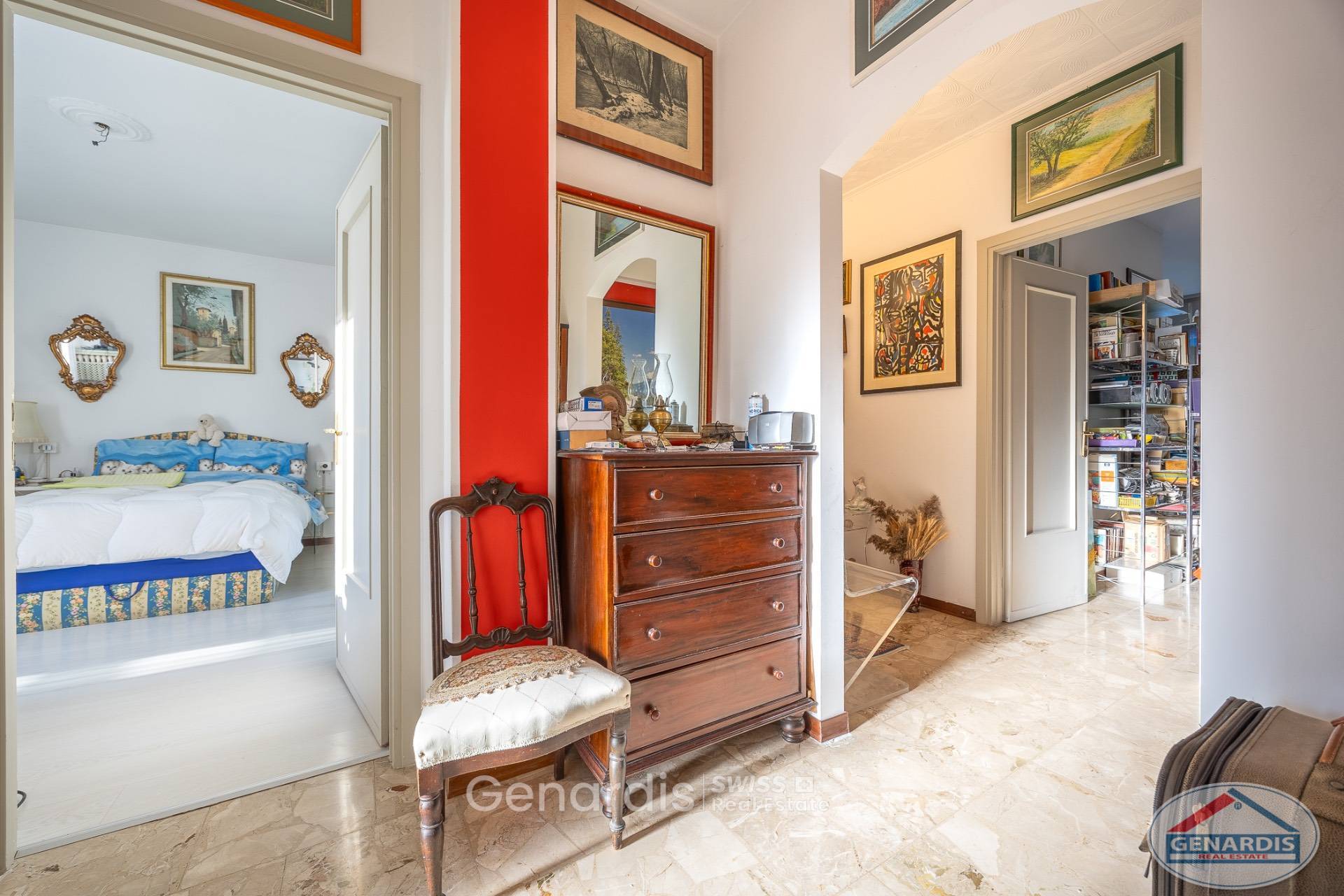 Flur mit Blick in Schlafzimmer und Abstellraum