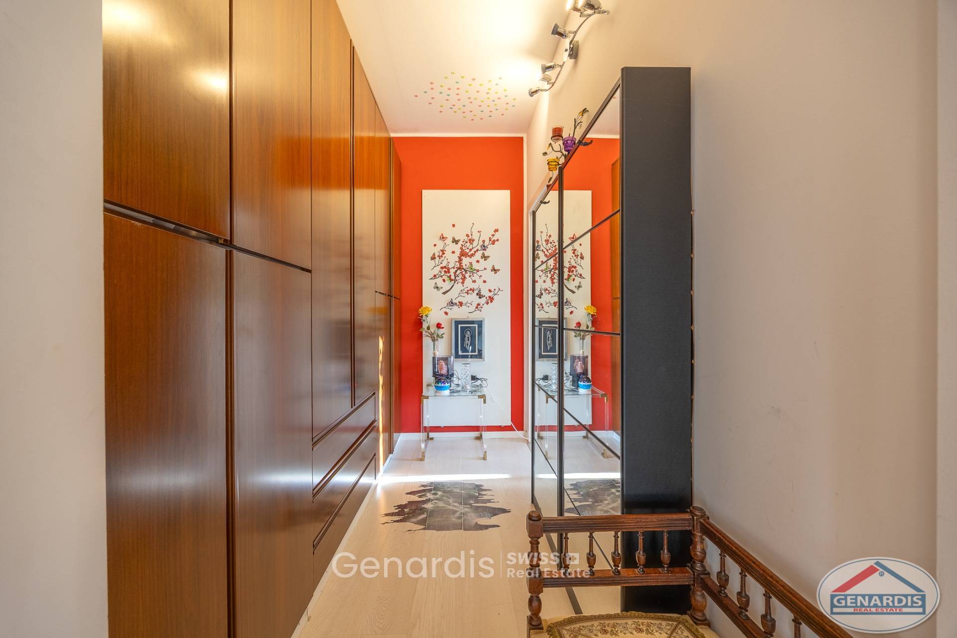 Moderner Flur mit Einbauschrank und Spiegelwand