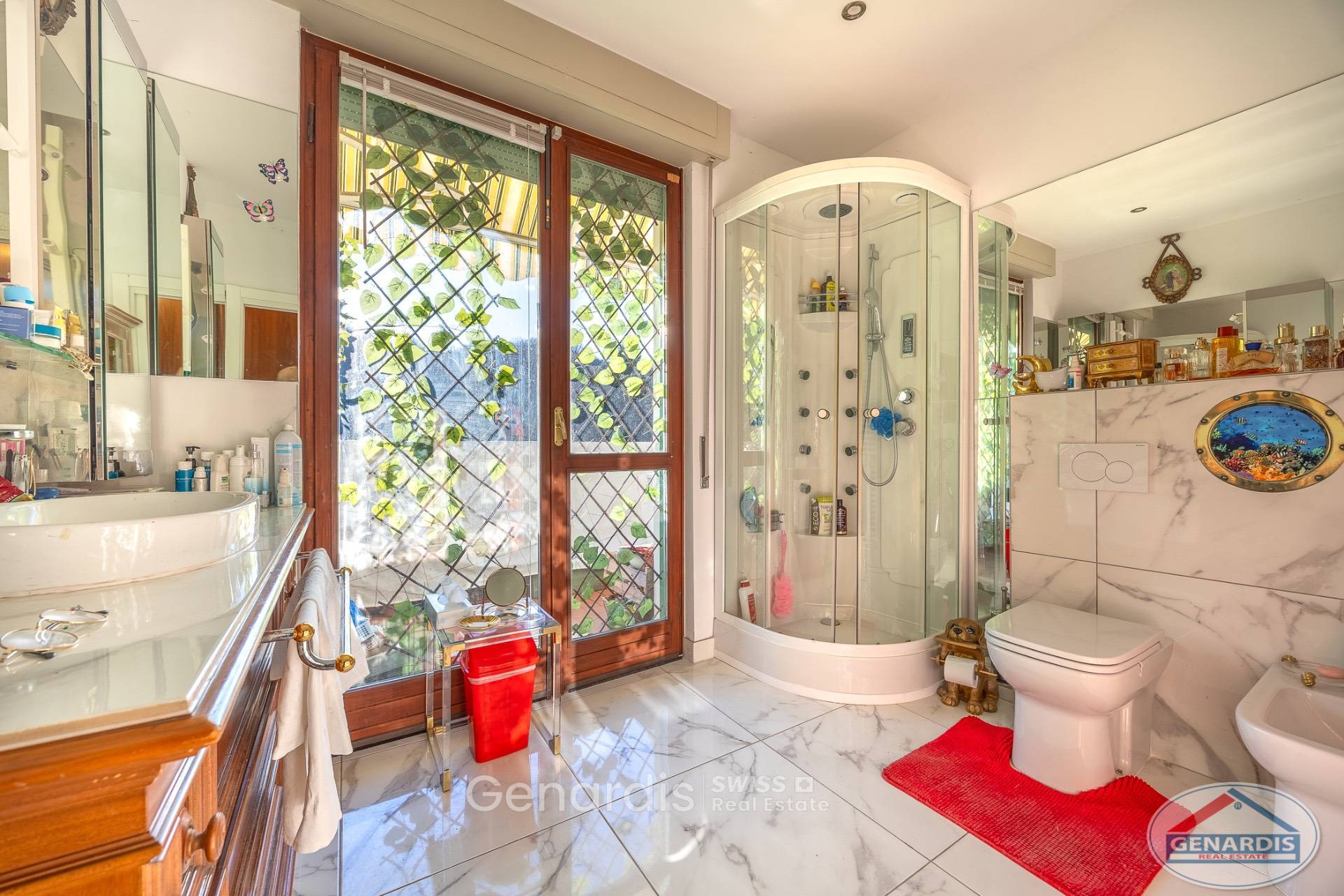 Modernes Badezimmer mit Dusche und WC