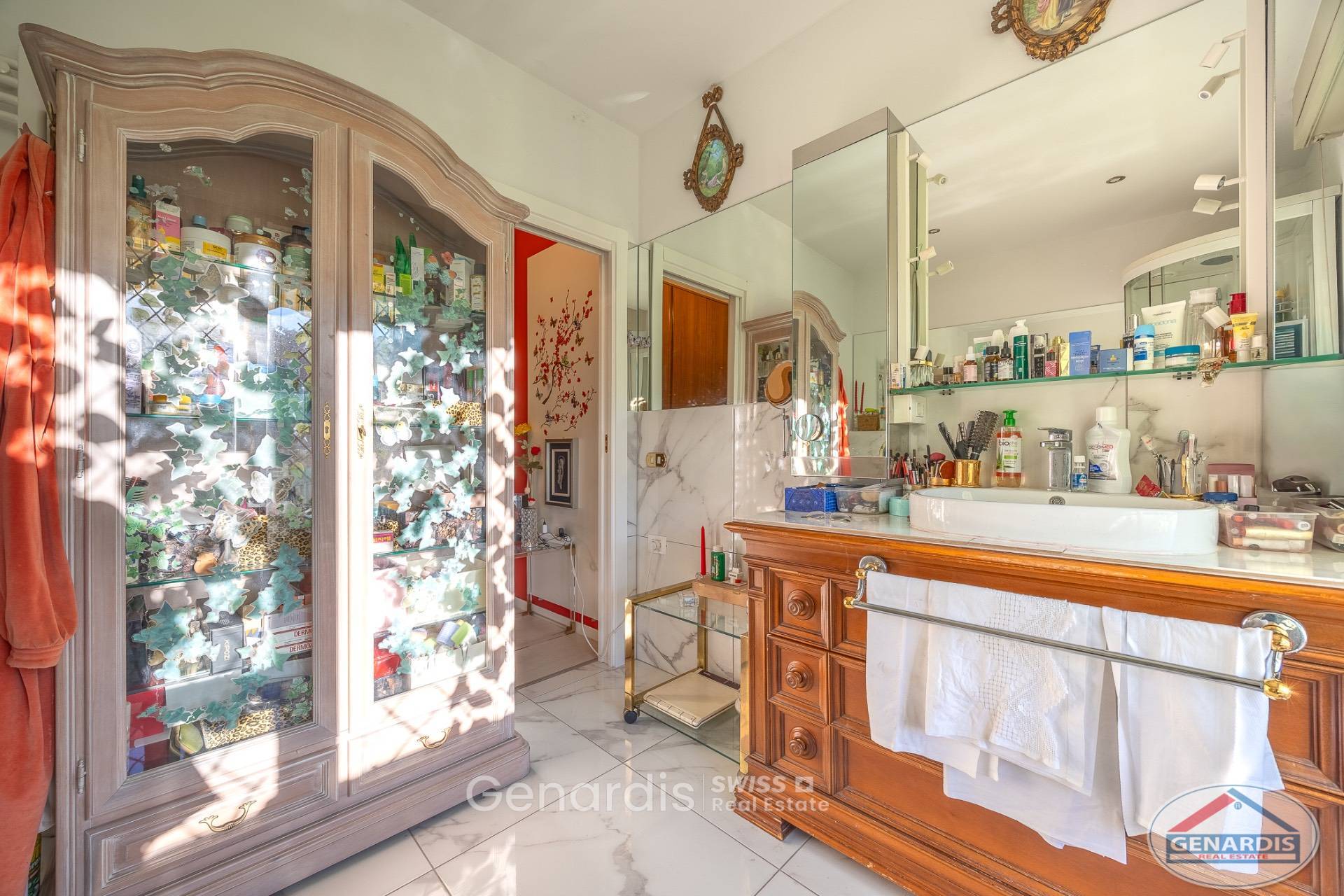 Badezimmer mit Badmöbeln und Spiegelfront